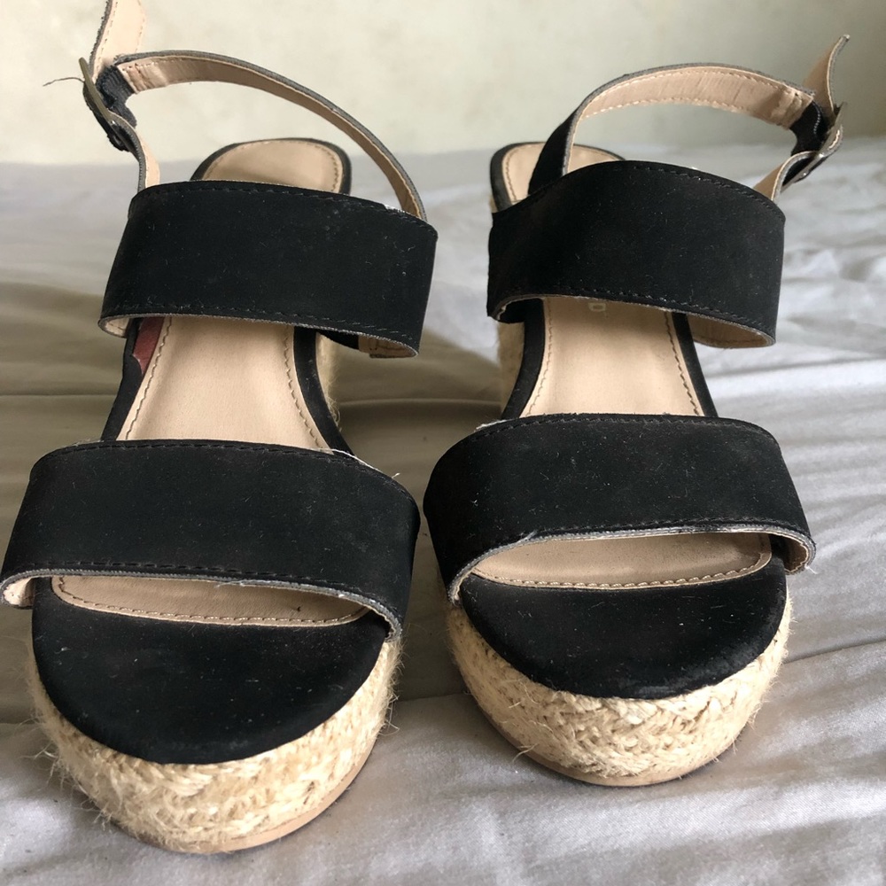 Black wedges